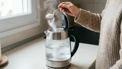 Místo octa a prášku do pečiva přidávám tento levný prášek. Vodní kámen z rychlovarné konvice zmizí jako mávnutím kouzelného proutku.