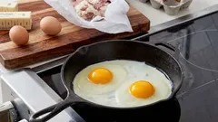Proč je třeba k přípravě dokonalých míchaných vajec použít studenou pánev: technika, která změní vaše rána