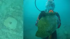 Na dně leží ještě jedno město. V odlescích křišťálově čisté vody jsou vidět domy a ulice. Předměty rozházené kolem budov. V jakém století se ponořilo pod vodu? Proč? Co archeologové nacházejí?