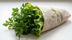 Tento jednoduchý papírový ubrousek udrží vaše bylinky čerstvé déle než 10 dní a ušetří vám starosti spojené se skladováním zeleniny v přihrádce na zeleninu.