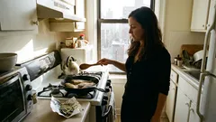 Jak uvařit rybu, aniž by to v celém bytě páchlo: trik s bobkovým listem