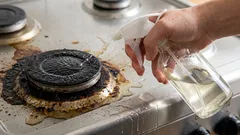 Vašemu sporáku se bude lesknout čistotou: poradíme vám, jak rychle odstranit nečistoty a připáleniny