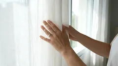 Místo toho, abyste ho nalili do sklenice, nalijte ho do pračky. Vaše šedé záclony budou jako nové.