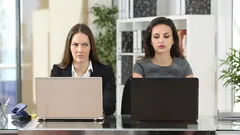  Jak poznat, že vás někdo nenápadně nenávidí: 6 gest, která přehlížíte