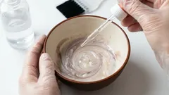 Co přidat do barvy na vlasy: málo známý trik kadeřníků, který zajistí dlouhotrvající barvu