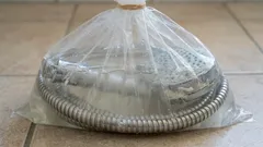 Jak za 10 minut vyčistit sprchovou hadici od vodního kamene: levný způsob bez chemikálií