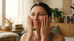 Ranní masáž obličeje: 6minutové cvičení, které vám pomůže osvěžit pleť a zmírnit známky únavy.